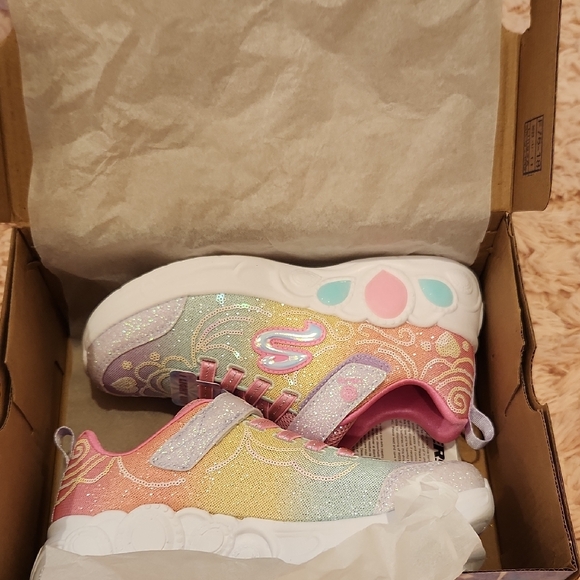 New Skechers Girls Sneakers - Picture 3 of 3